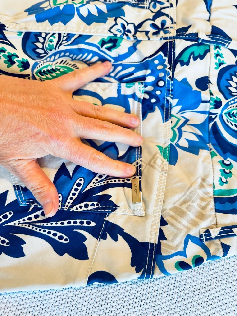CHICO’S So Lifting Crop Cream & Blue Paisley Floral Cropped Straight-Leg Pants